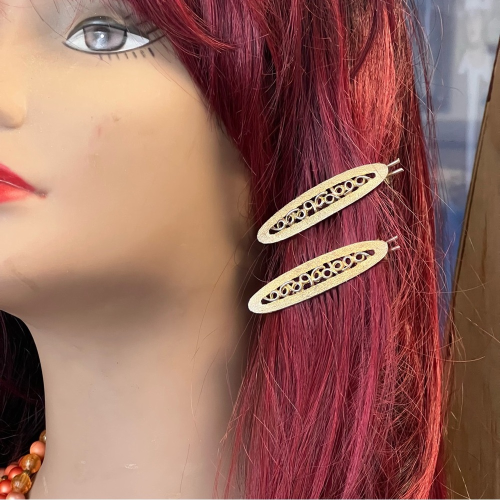 Pair of Vintage Golden Hair Clips with Intricate Design - Picture 11 of 13
